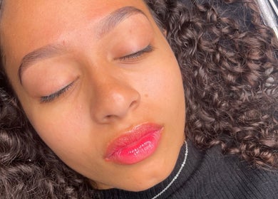 Realce de sobrancelha em cliente da DONA FAUSTA Beauty | Micropigmentação & Estética, Setúbal, Setúbal, PT.