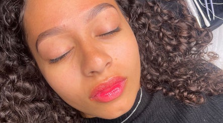 Realce de sobrancelha em cliente da DONA FAUSTA Beauty | Micropigmentação & Estética, Setúbal, Setúbal, PT.