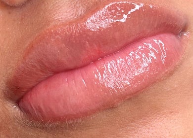 Lábios com brilho em destaque no DONA FAUSTA Beauty | Micropigmentação & Estética, Setúbal, Setúbal, PT.