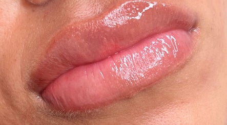 Lábios com brilho em destaque no DONA FAUSTA Beauty | Micropigmentação & Estética, Setúbal, Setúbal, PT.