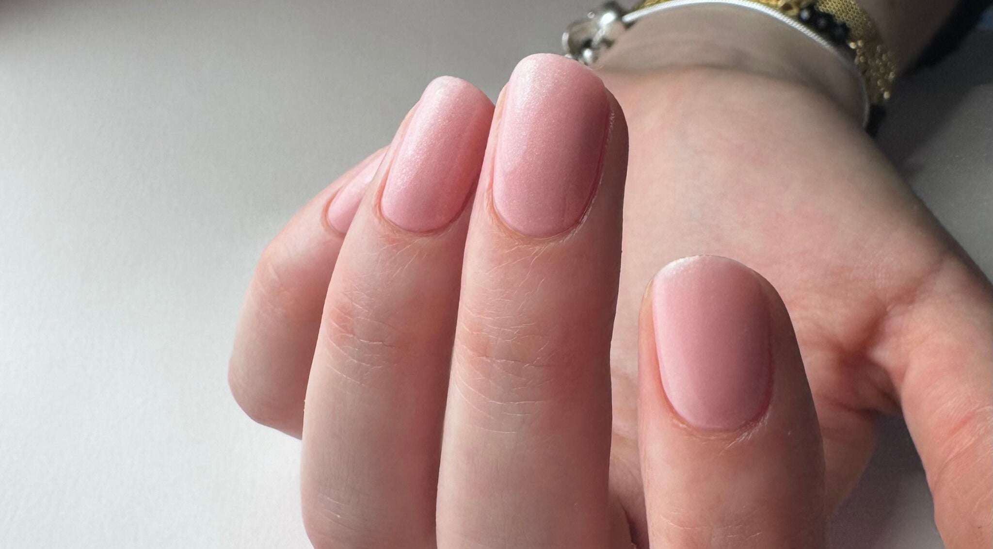 Manucure rose élégante chez L'atelier de Chrissy, RODEZ, Occitanie, FR.