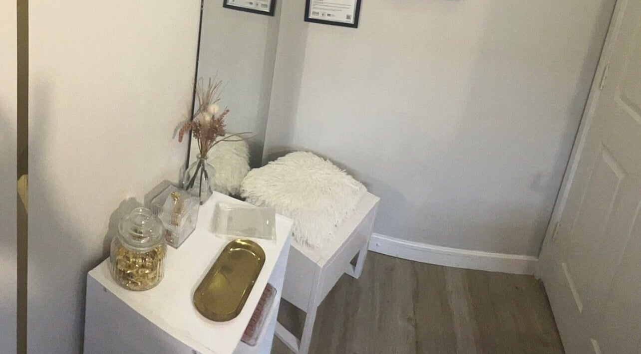 Cozy waiting area at Isa Paula Lashes and Beauty in London, England, GB showcasing chic decor and welcoming ambiance.