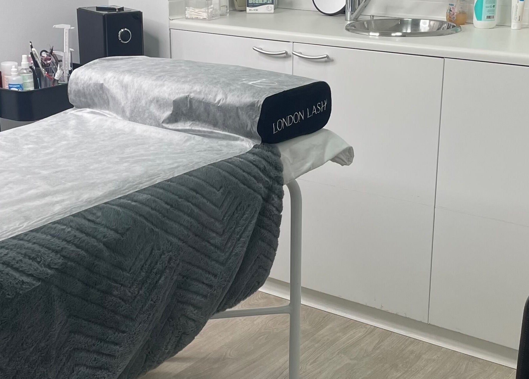 Sala de tratamento acolhedora no Atelier Beauté By Joana Ferreira em Braga, Braga, PT.