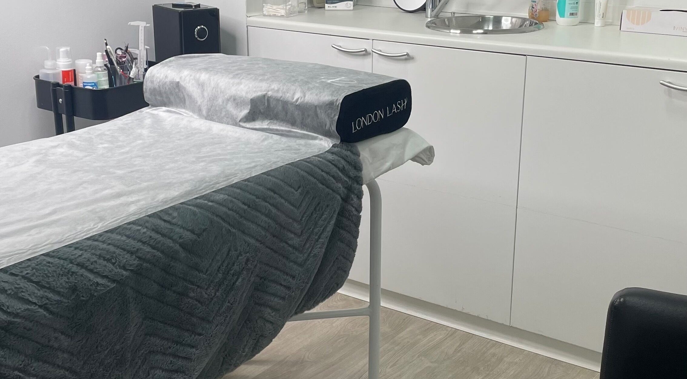 Sala de tratamento acolhedora no Atelier Beauté By Joana Ferreira em Braga, Braga, PT.