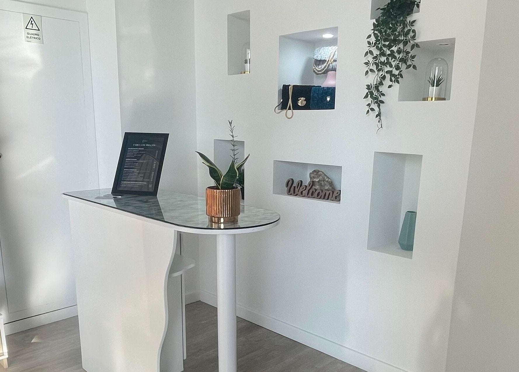 Recepção elegante no Atelier Beauté By Joana Ferreira, Braga, Braga, PT, com decoração moderna e plantas.