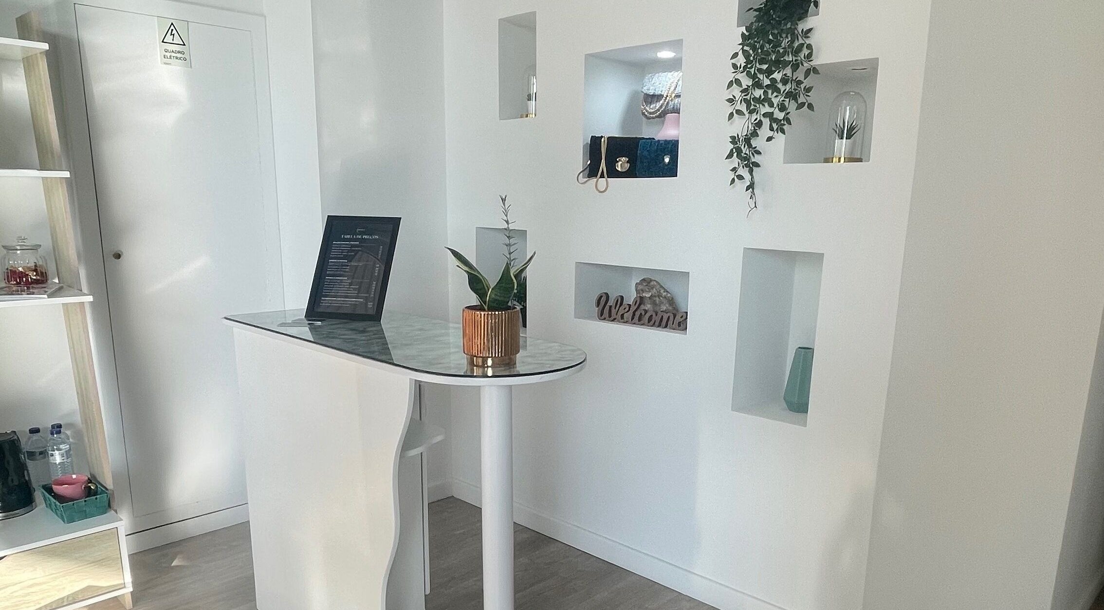 Recepção elegante no Atelier Beauté By Joana Ferreira, Braga, Braga, PT, com decoração moderna e plantas.