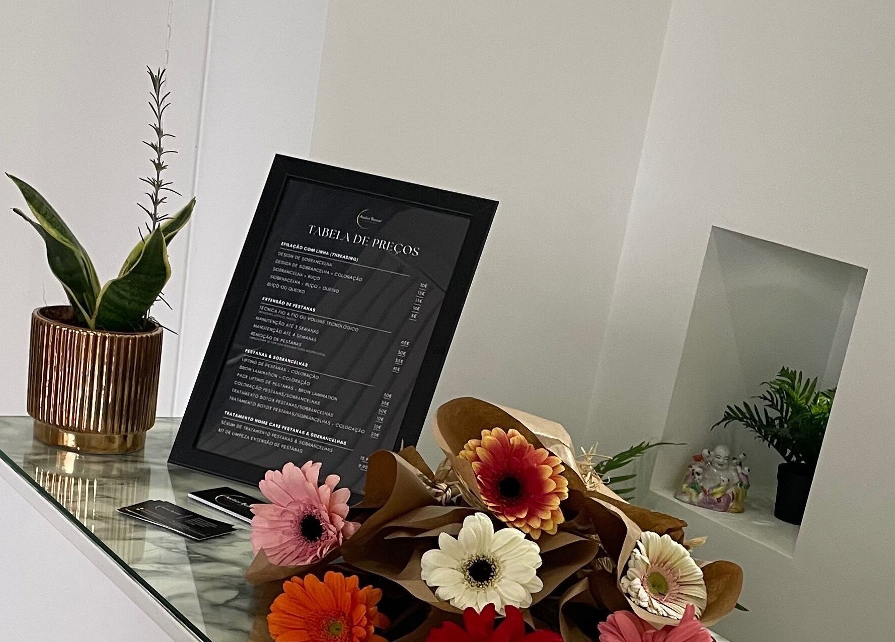 Decoração elegante na recepção do Atelier Beauté By Joana Ferreira em Braga, Braga, PT com flores e tabela de preços.