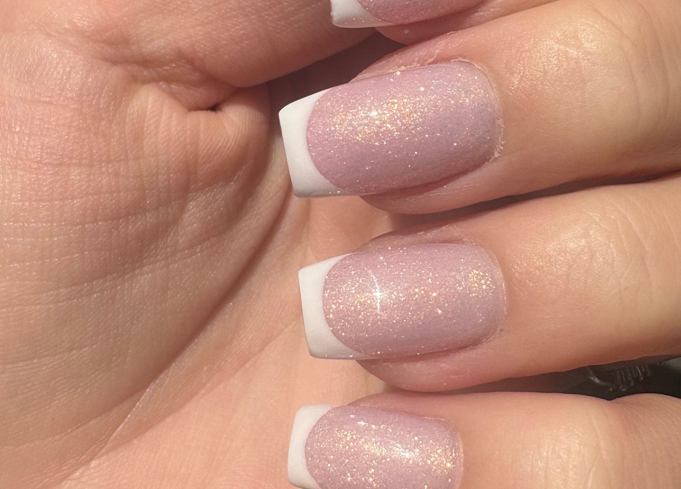 Glanzende Franse manicure bij Lets Get Nailed, Den Haag, Zuid-Holland, NL.