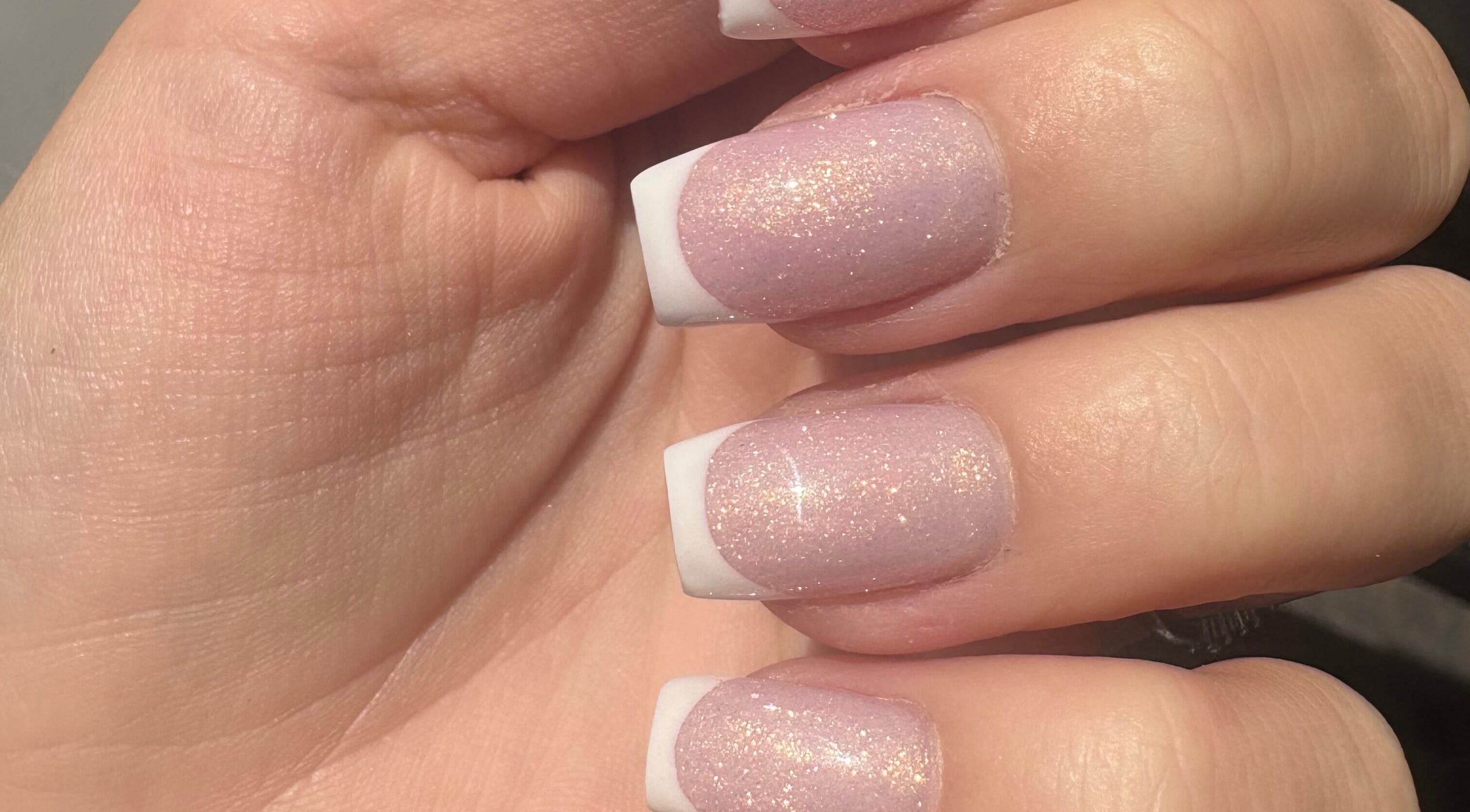 Glanzende Franse manicure bij Lets Get Nailed, Den Haag, Zuid-Holland, NL.