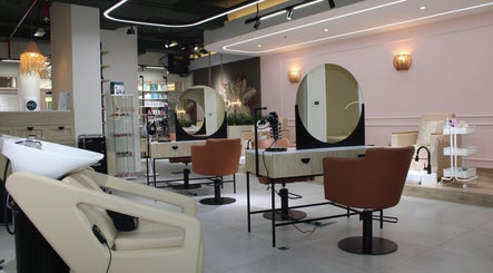 Spacious and chic salon interior at Peach Beauty Bar in Dubai, Dubai, AE, highlighting modern seating and mirrors.