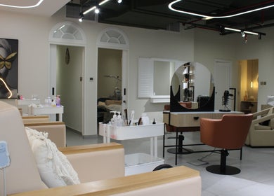 Bright, stylish interior of Peach Beauty Bar in Dubai, Dubai, AE with modern chairs and elegant decor.