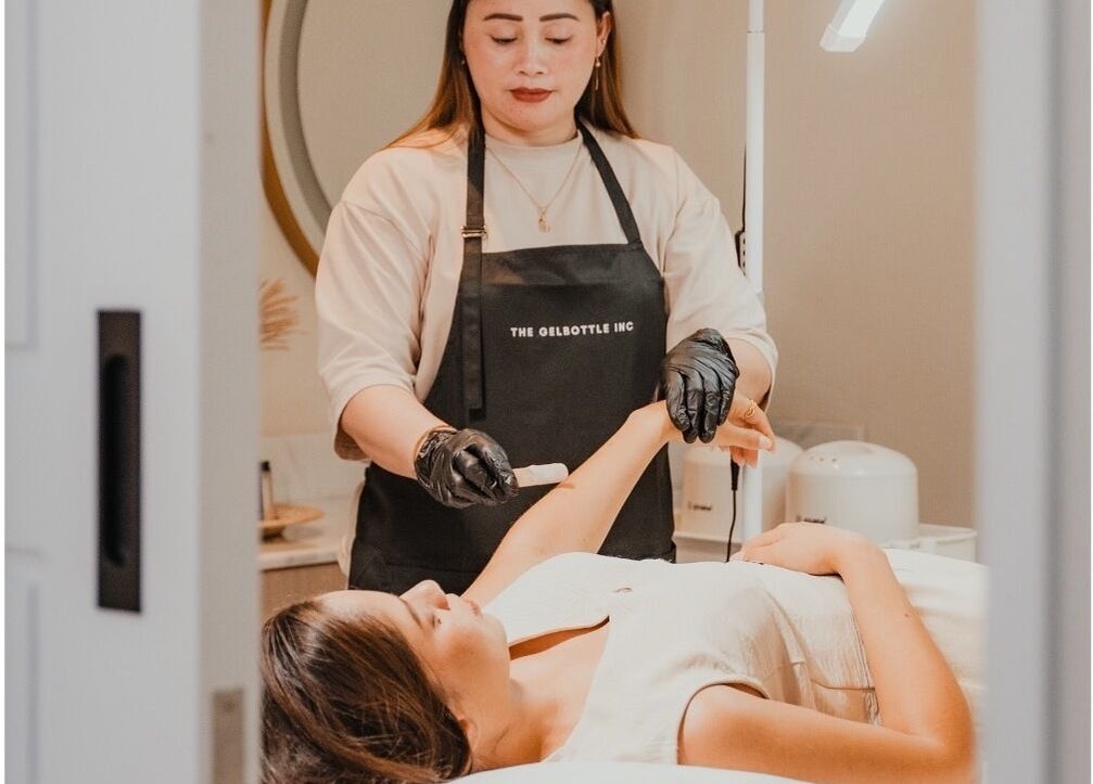 Specialist performs arm waxing at Peach Beauty Bar, Dubai, Dubai, AE. Experience refined beauty treatments.