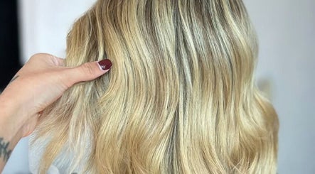 Hermoso cabello rubio tratado en Be Salón & Spa, Antigua Guatemala, Sacatepéquez, GT.