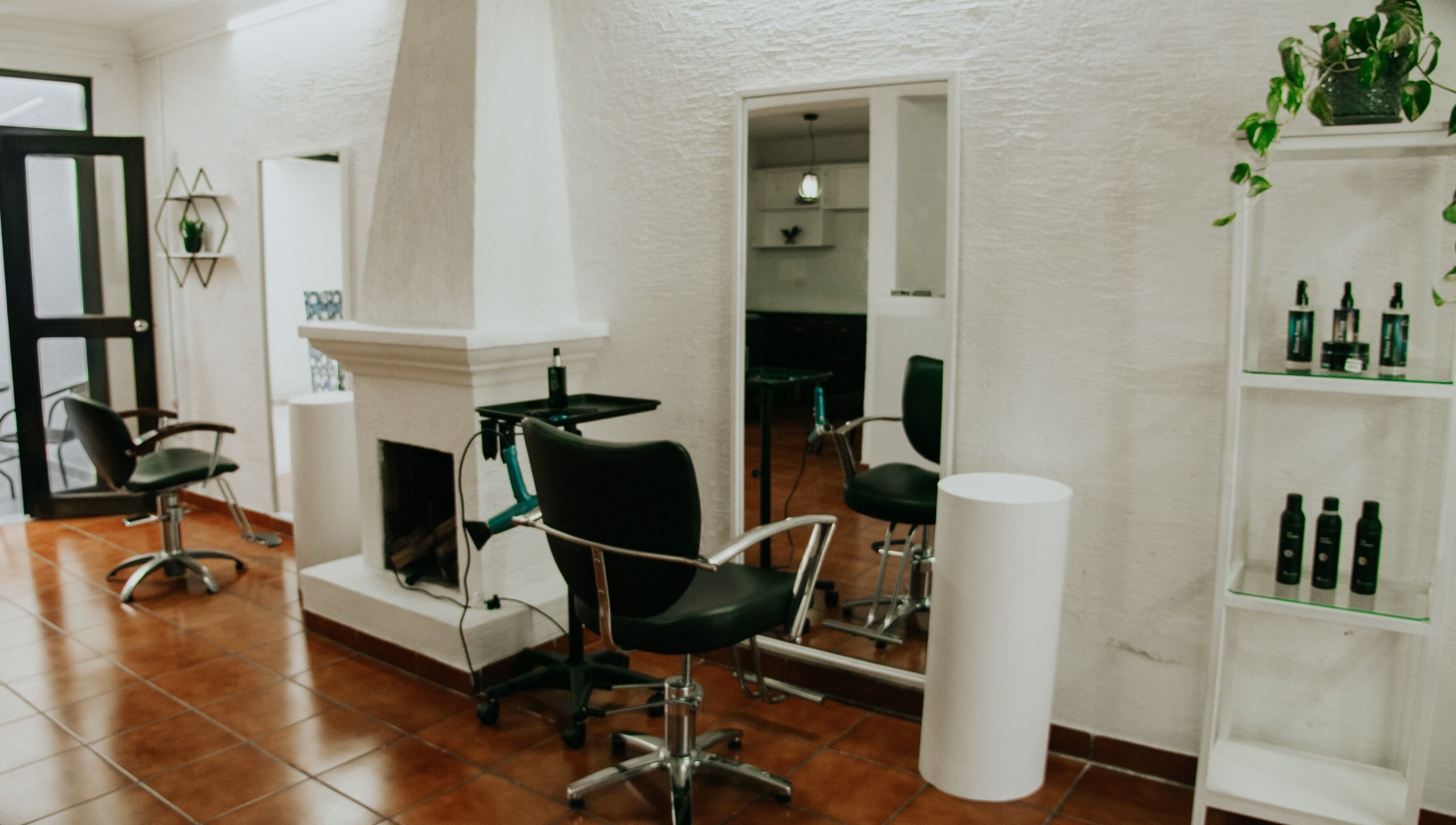 Interior moderno de Be Salón - House Hair en Antigua Guatemala, Sacatepéquez, GT con sillas y espejos.