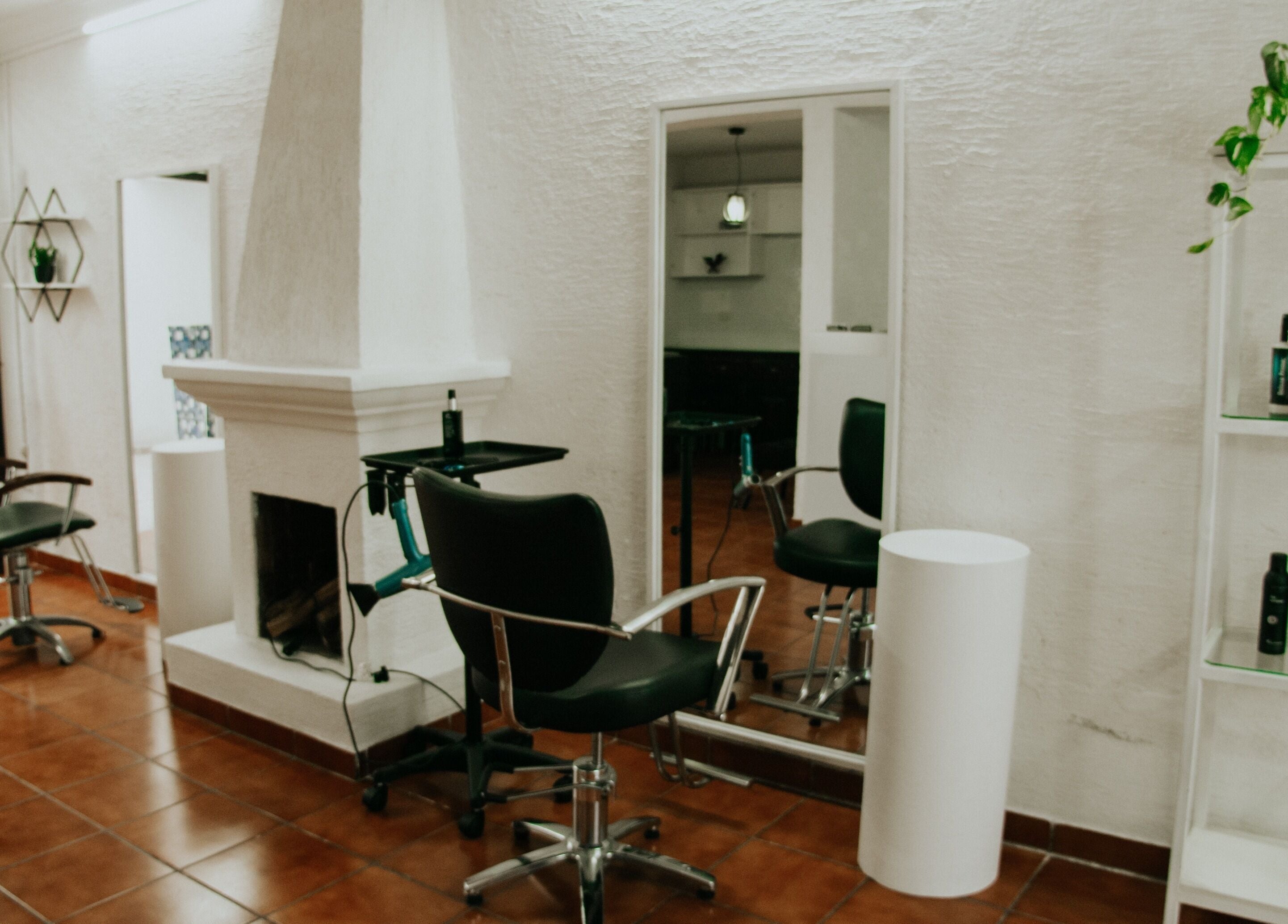 Interior moderno de Be Salón - House Hair en Antigua Guatemala, Sacatepéquez, GT con sillas y espejos.