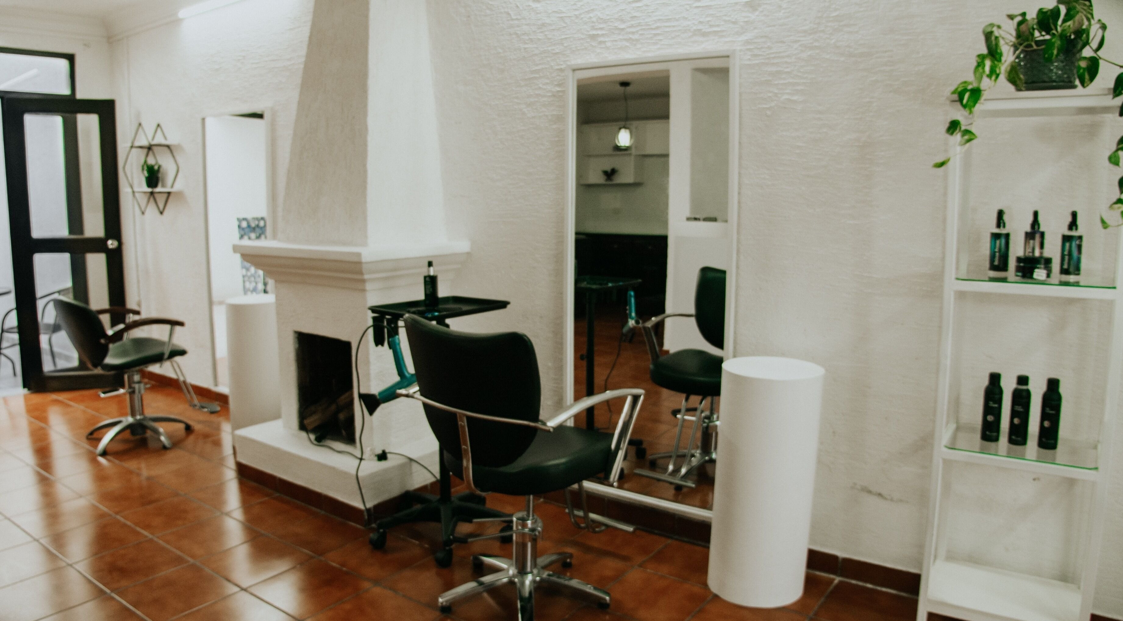 Interior moderno de Be Salón - House Hair en Antigua Guatemala, Sacatepéquez, GT con sillas y espejos.