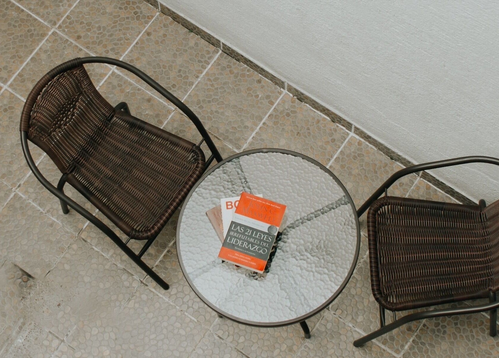 Rincón de lectura al aire libre en Be Salón - House Hair, Antigua Guatemala, Sacatepéquez, GT.