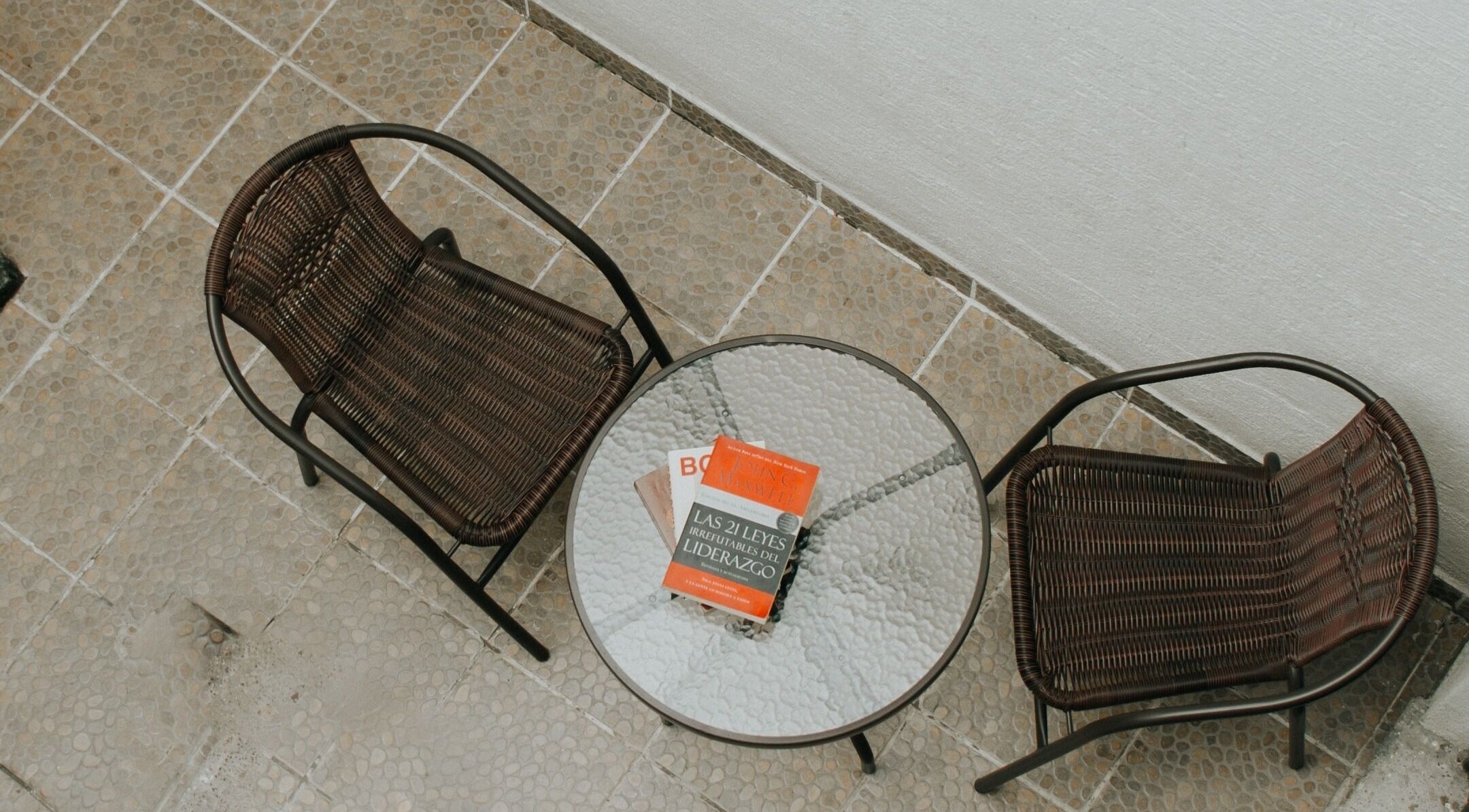 Rincón de lectura al aire libre en Be Salón - House Hair, Antigua Guatemala, Sacatepéquez, GT.