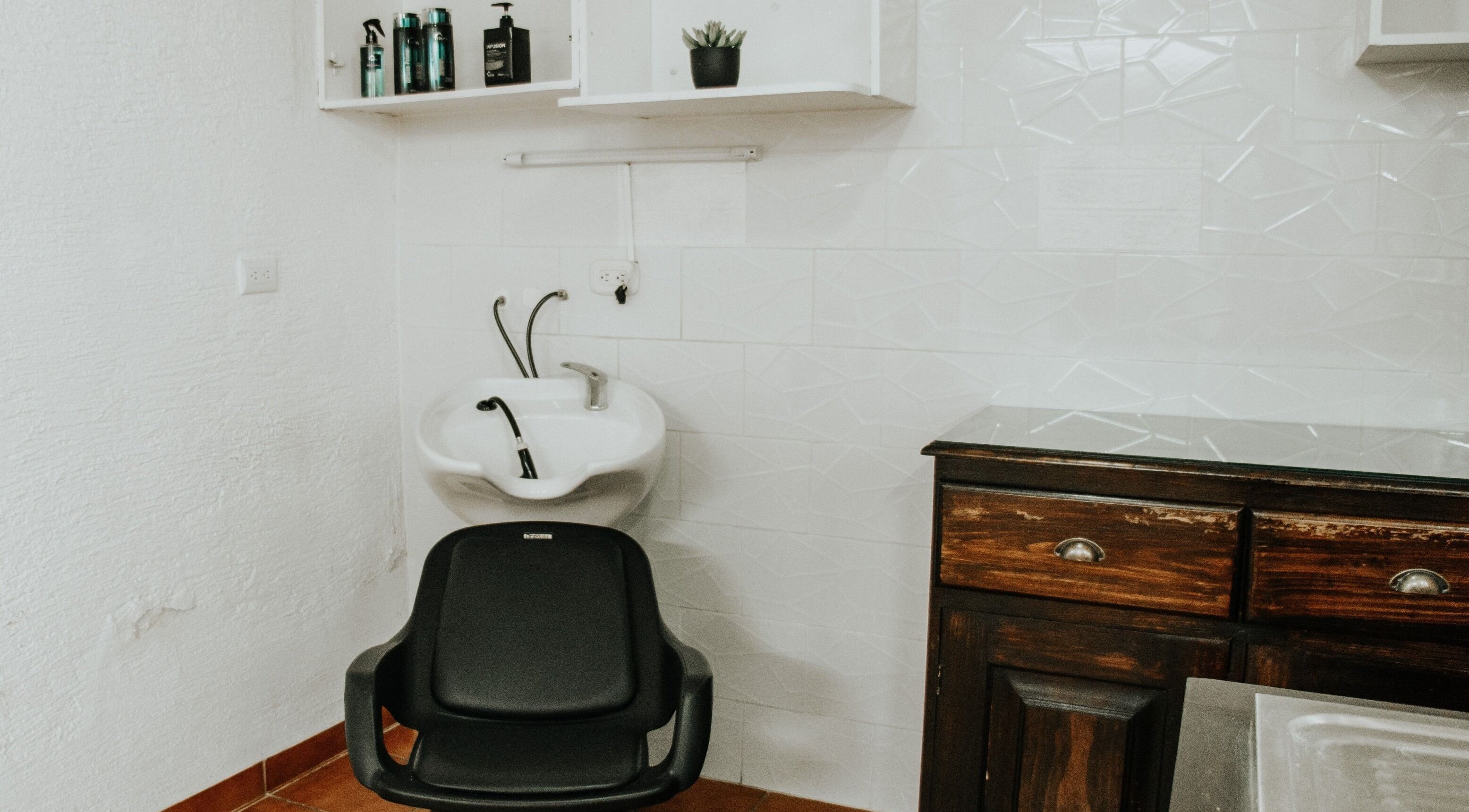 Área de lavado en Be Salón - House Hair, Antigua Guatemala, Sacatepéquez, GT, destacando un sillón moderno.