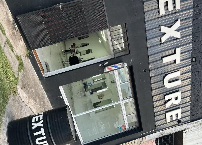 Fachada exterior de Texture Barbershop en Rosario, Santa Fe, AR, con letras grandes y ventanales.