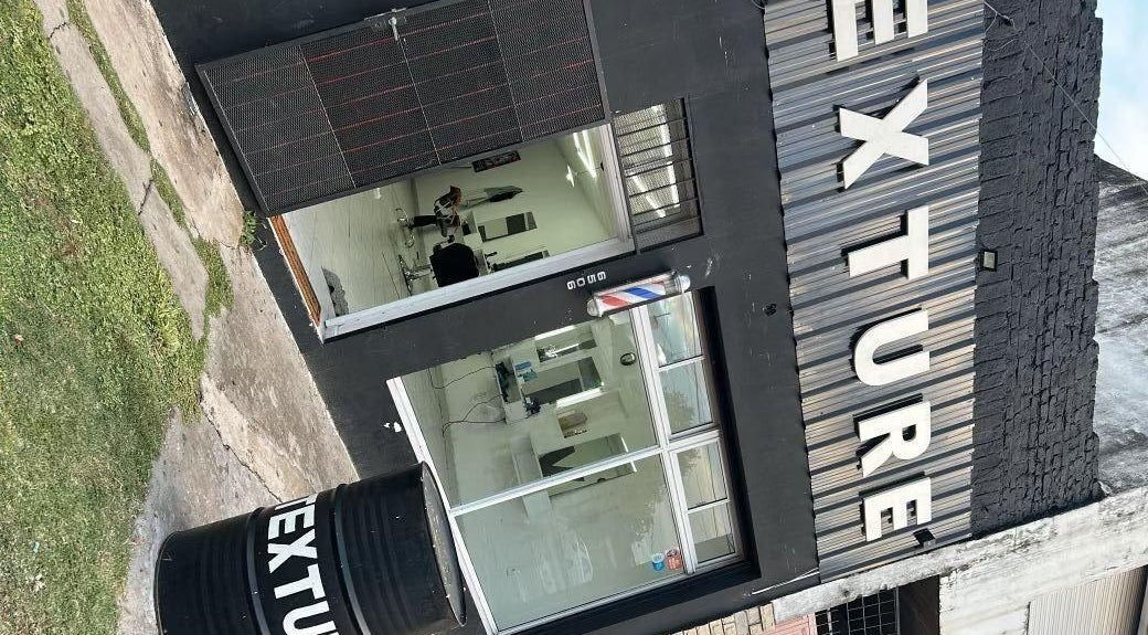 Fachada exterior de Texture Barbershop en Rosario, Santa Fe, AR, con letras grandes y ventanales.