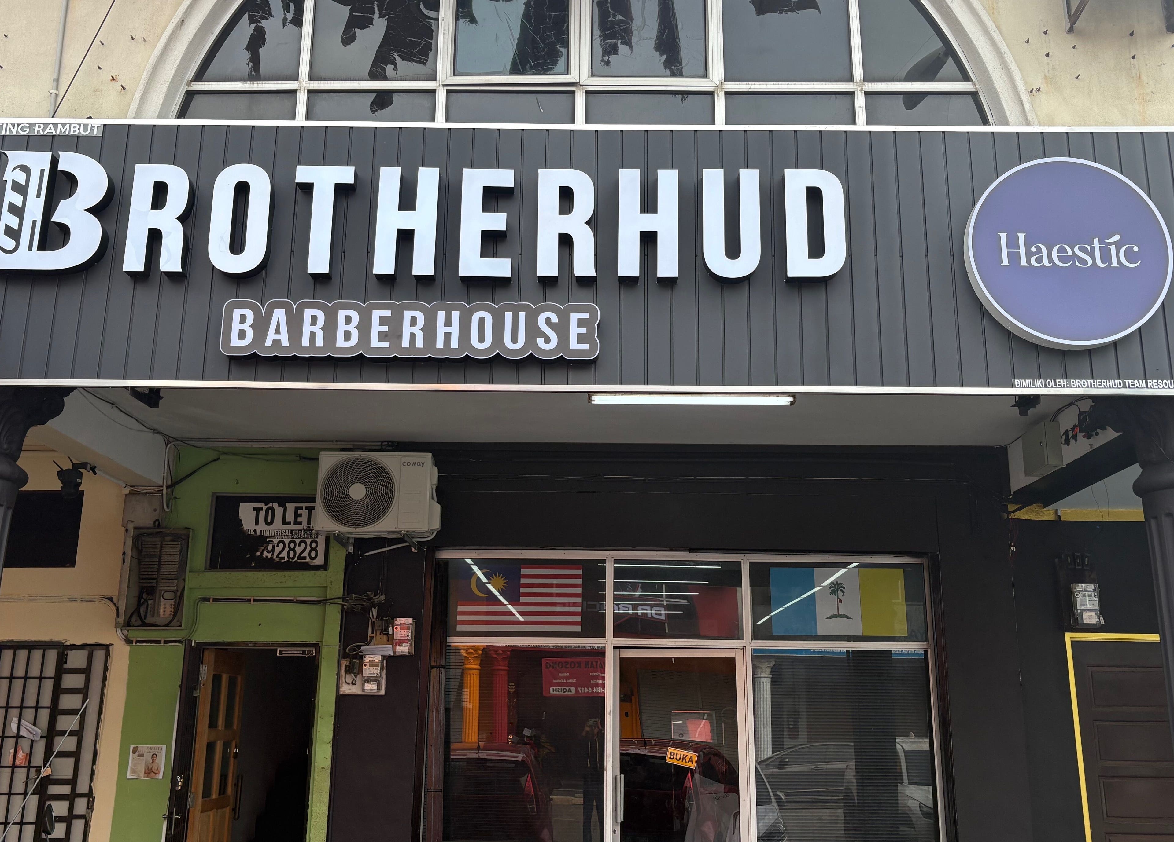 Front view of Brotherhud Barberhouse Perda in Bukit Mertajam, Pulau Pinang, MY displaying the signage.