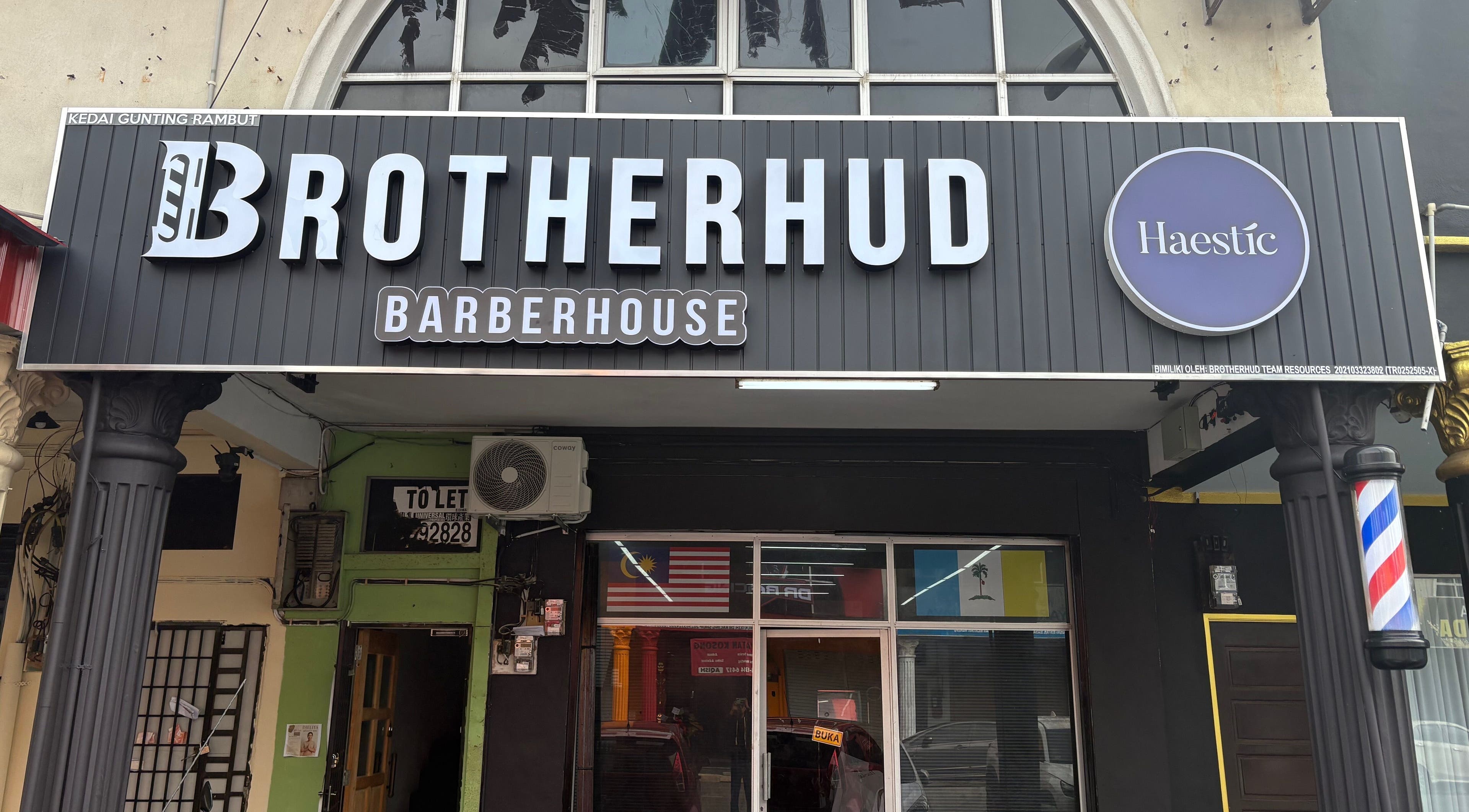 Front view of Brotherhud Barberhouse Perda in Bukit Mertajam, Pulau Pinang, MY displaying the signage.