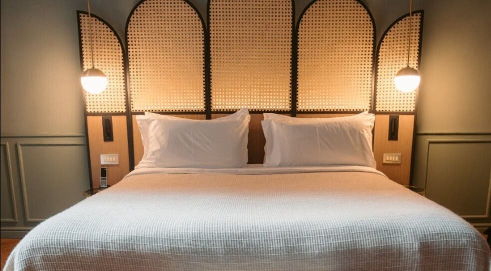 Habitación elegante en Palau Fugit Cova d'Aigua, Girona, Catalunya, ES, con cama de matrimonio y diseño acogedor.