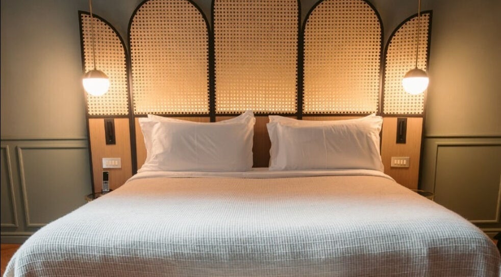 Habitación elegante en Palau Fugit Cova d'Aigua, Girona, Catalunya, ES, con cama de matrimonio y diseño acogedor.