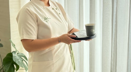 موظف يقدم خدمة راقية في أوليا سبا بالرياض، منطقة الرياض، السعودية.