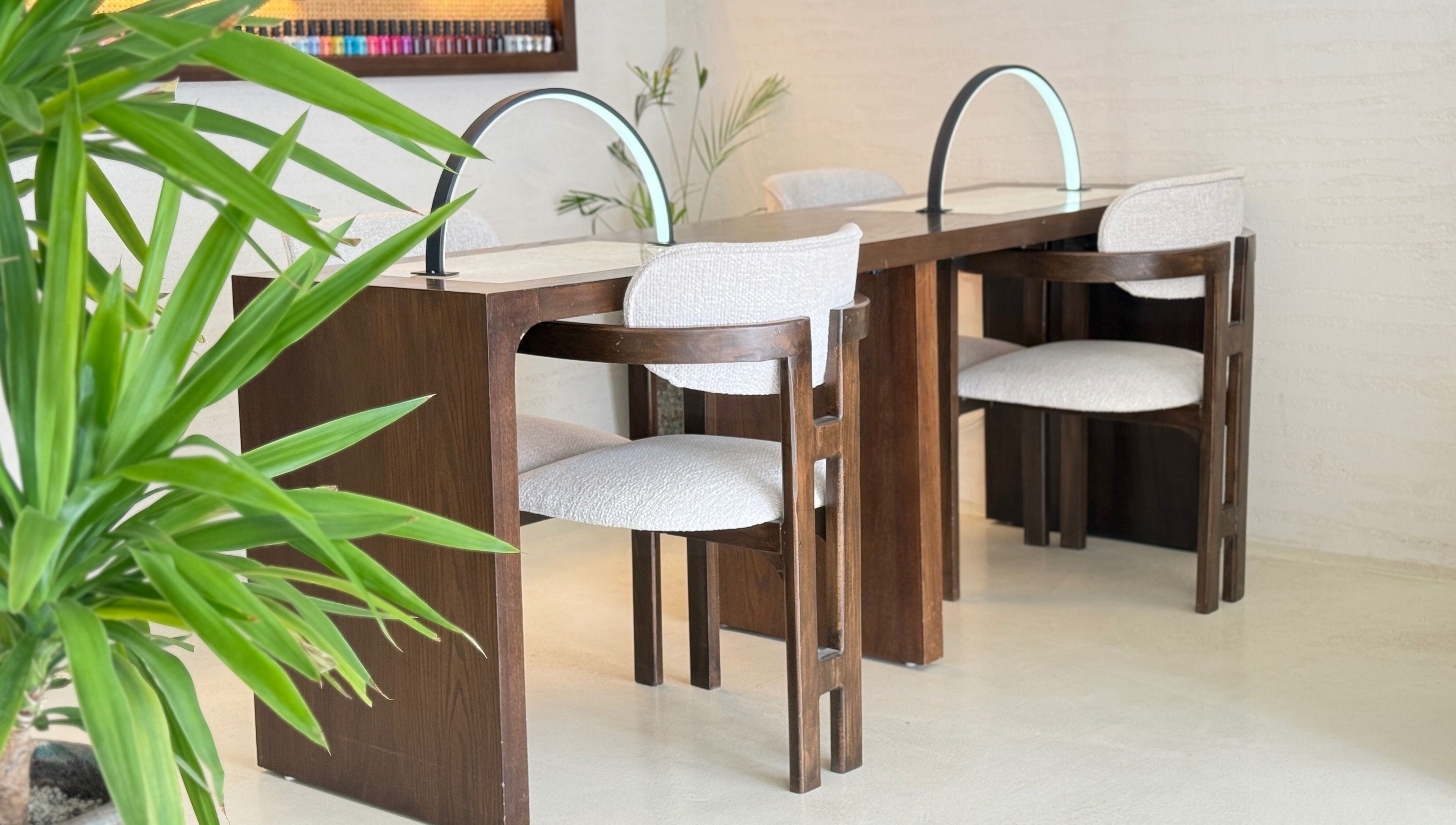 تصميم داخلي أنيق في أوليا سبا، الرياض، يضم مقاعد خشبية وطاولة عمل بطراز معاصر.