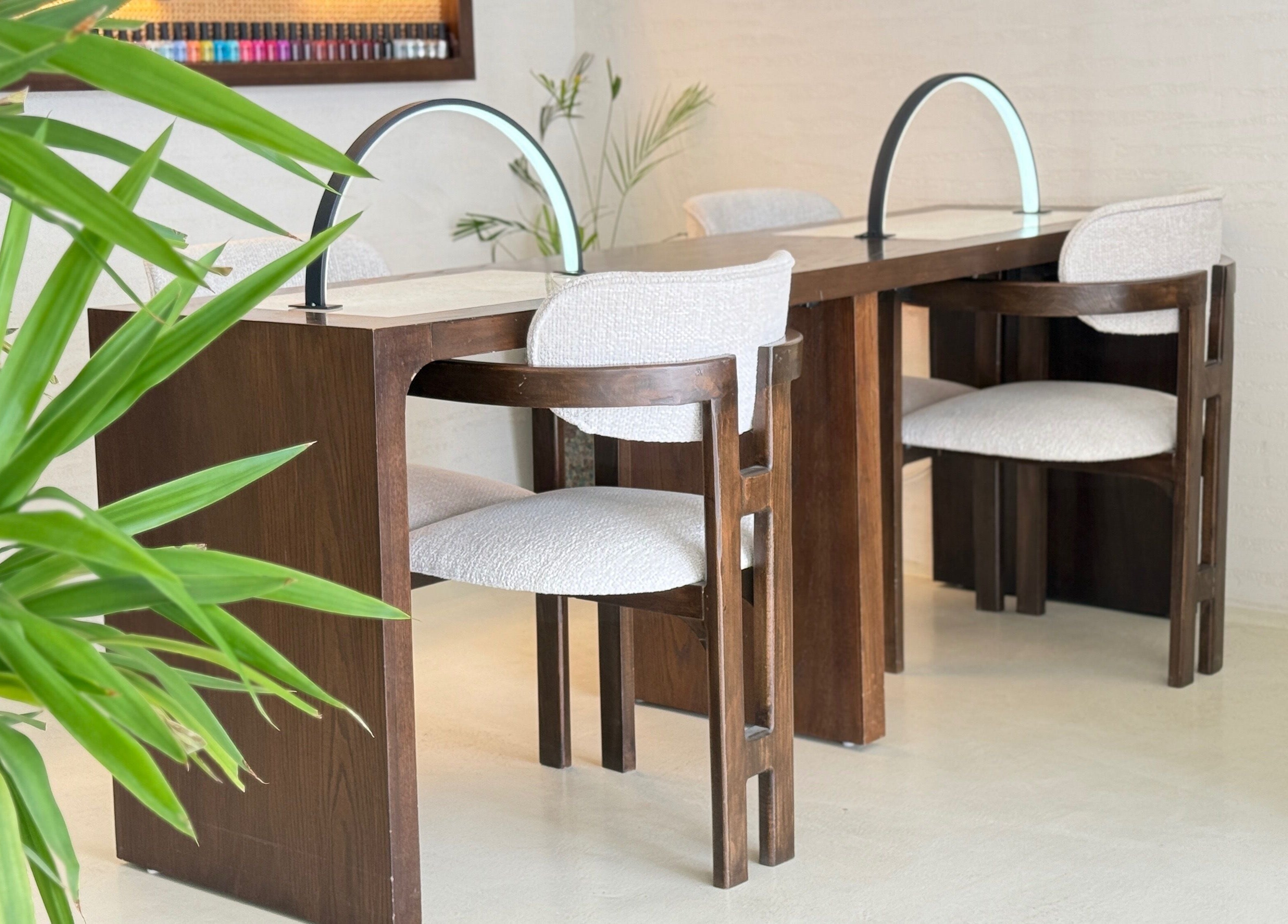 تصميم داخلي أنيق في أوليا سبا، الرياض، يضم مقاعد خشبية وطاولة عمل بطراز معاصر.