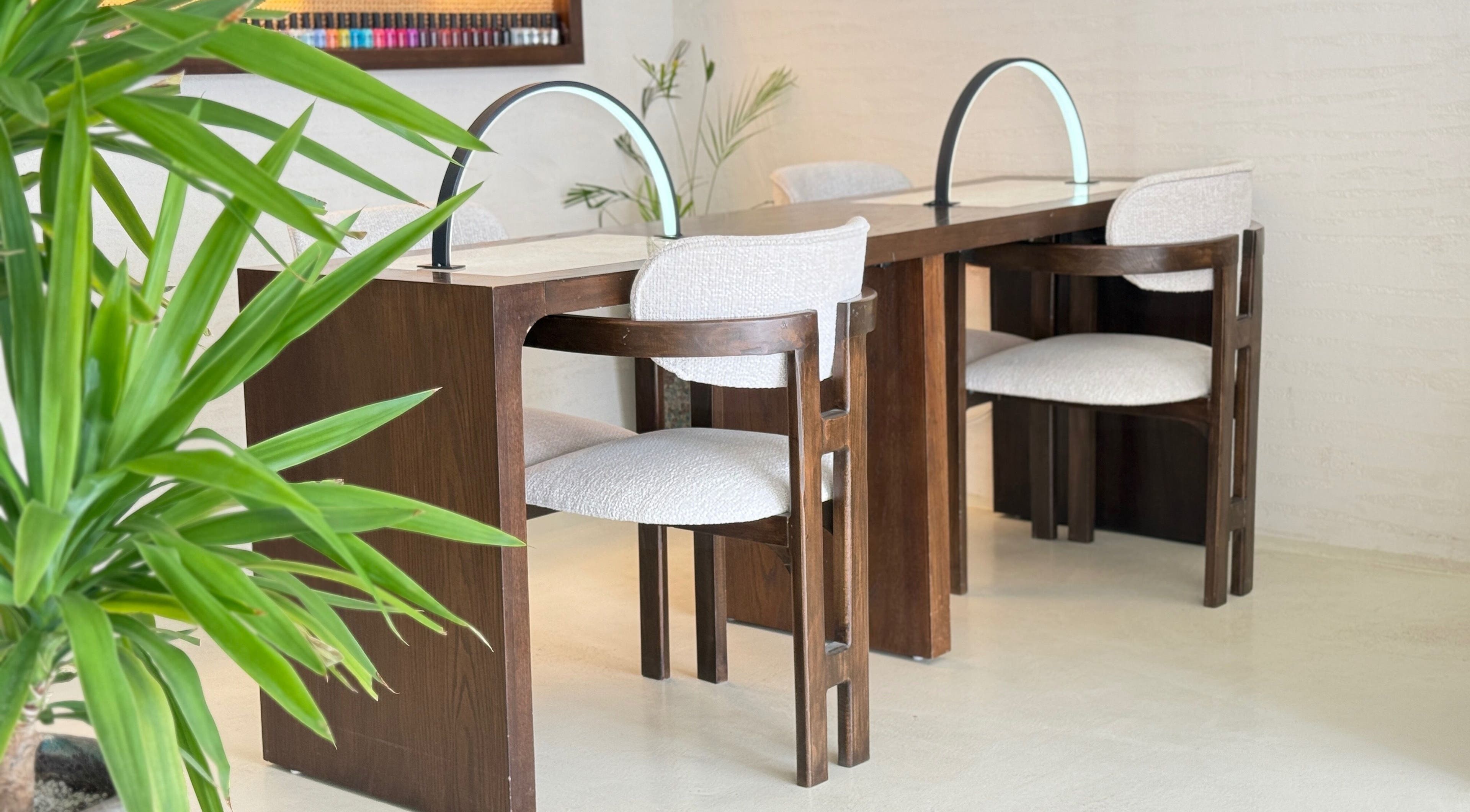 تصميم داخلي أنيق في أوليا سبا، الرياض، يضم مقاعد خشبية وطاولة عمل بطراز معاصر.