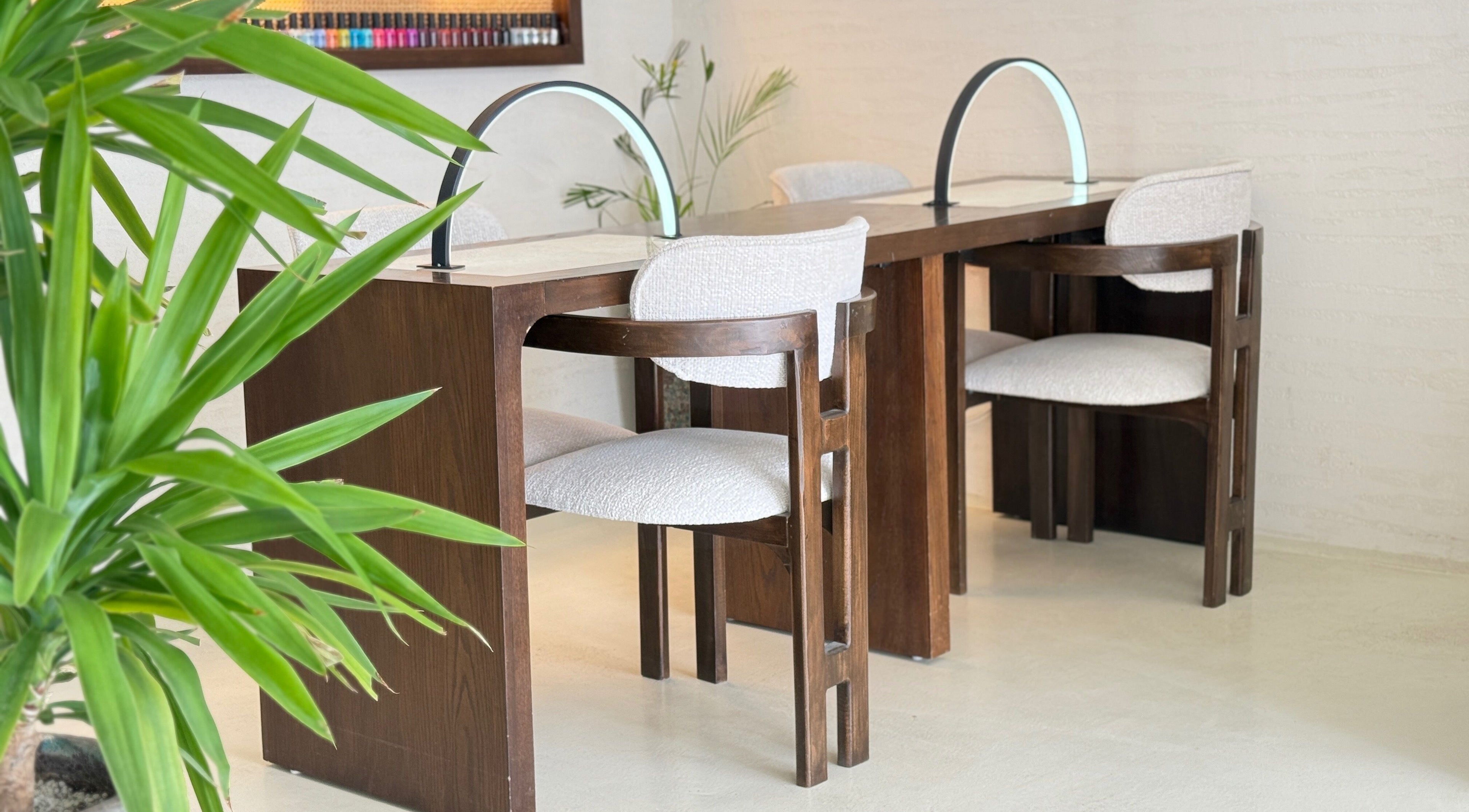 تصميم داخلي أنيق في أوليا سبا، الرياض، يضم مقاعد خشبية وطاولة عمل بطراز معاصر.