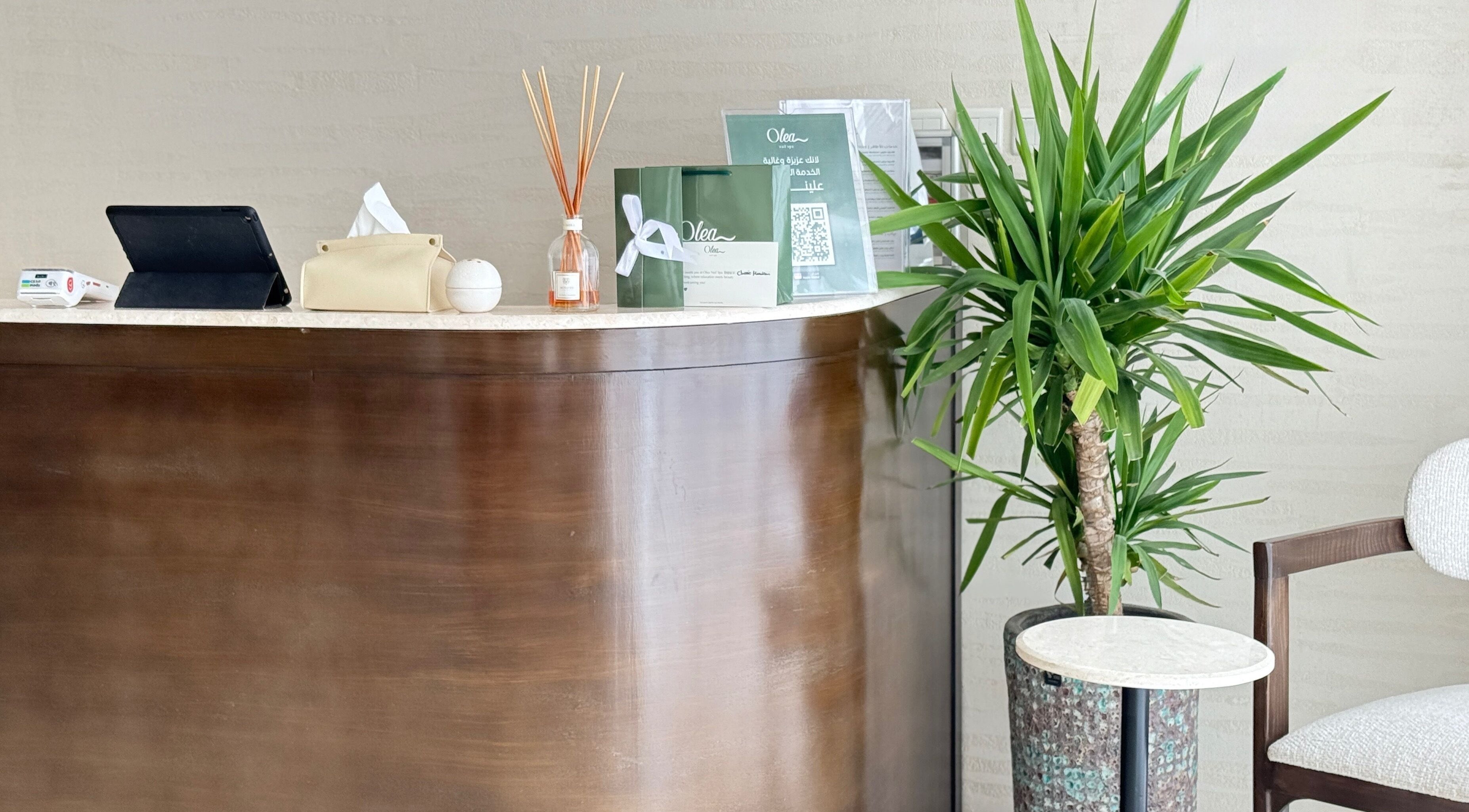 الاستقبال في Olea Spa بالرياض، منطقة الرياض، SA مع ديكور عصري ونباتات.