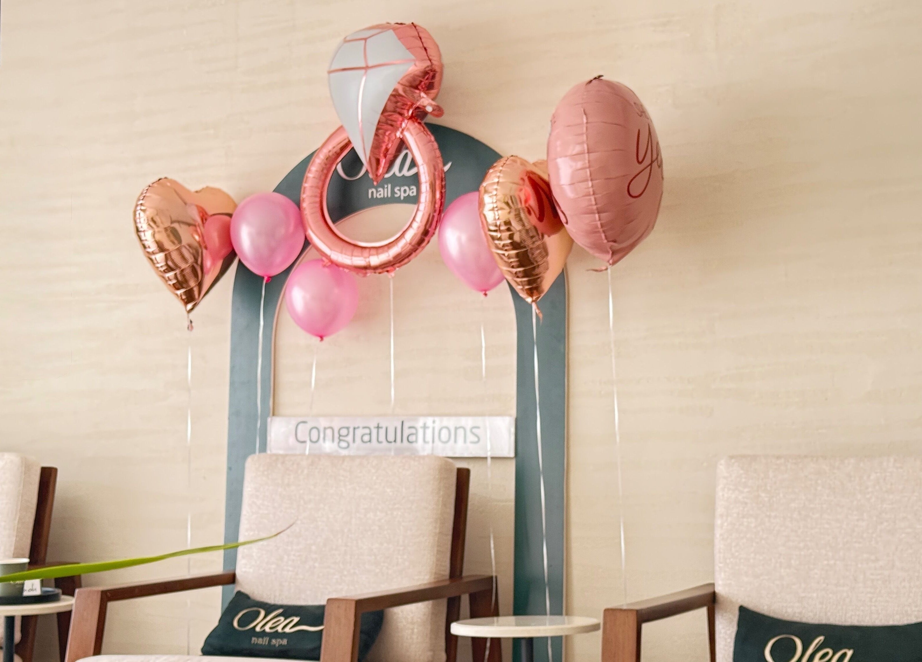 بالونات وكرسي في أوليا سبا في الرياض، الرياض، SA، جو مميز وهادئ.