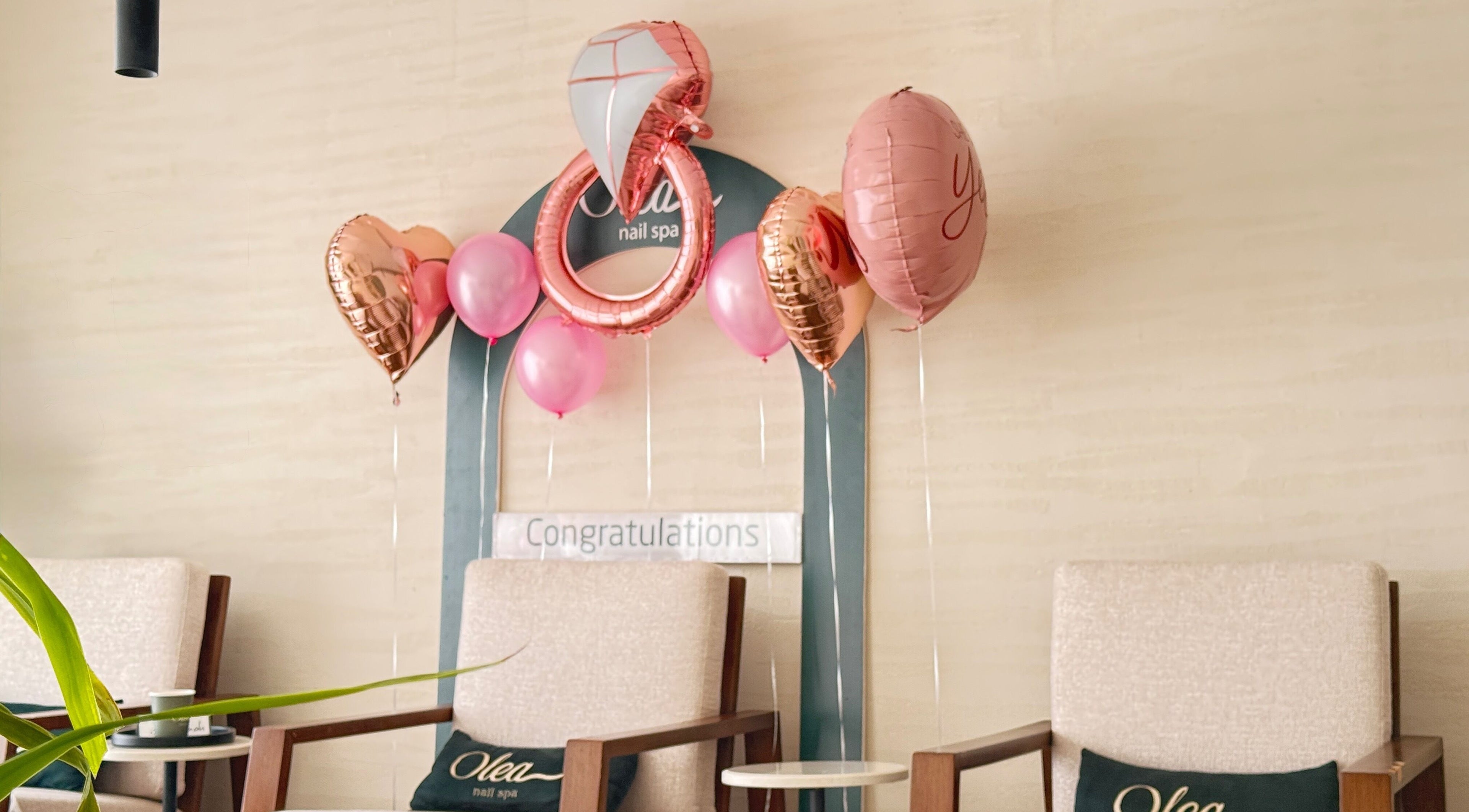 بالونات وكرسي في أوليا سبا في الرياض، الرياض، SA، جو مميز وهادئ.