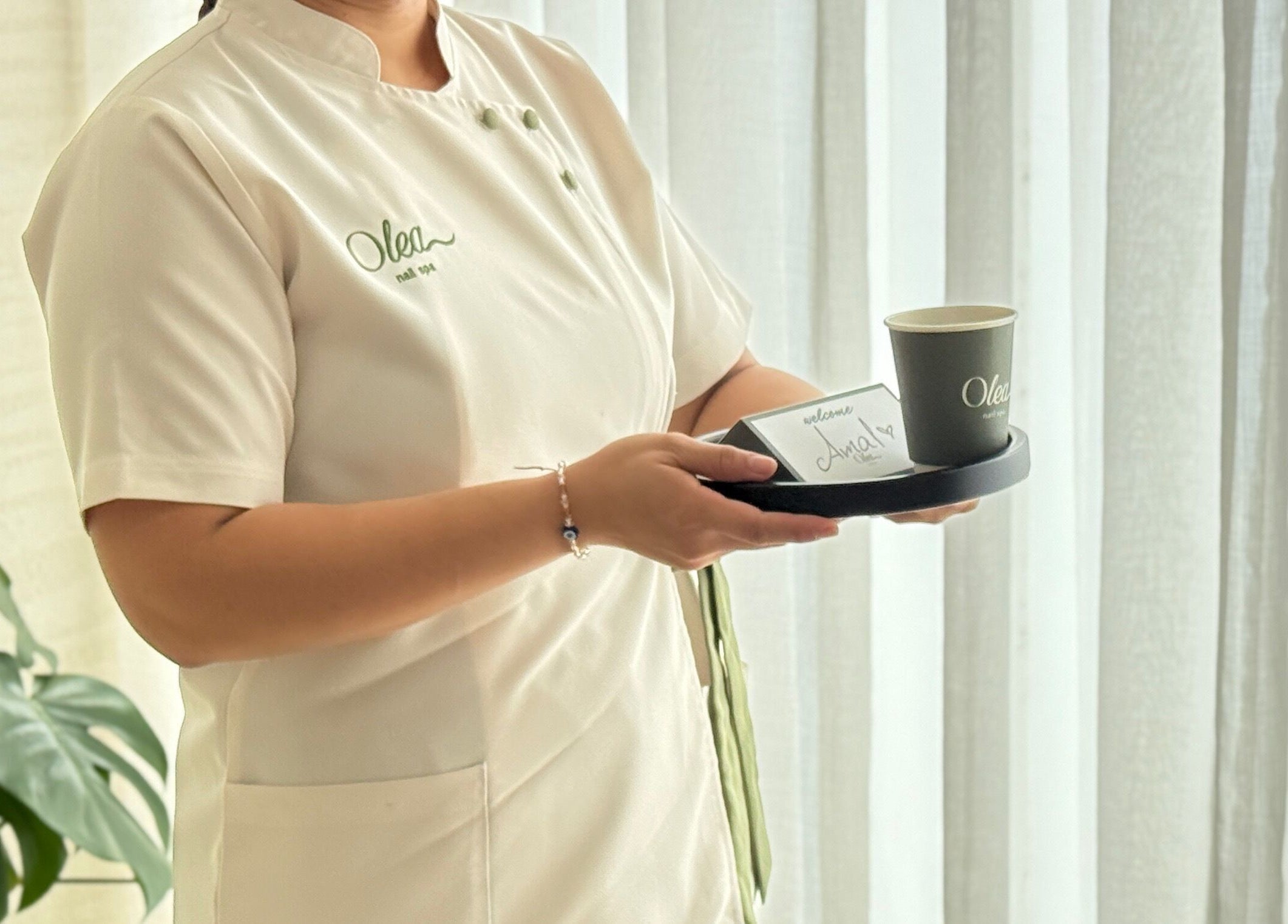 خدمة ضيافة في أوليا سبا، الرياض، منطقة الرياض، السعودية، مع مشروب ساخن وبطاقة ترحيب.