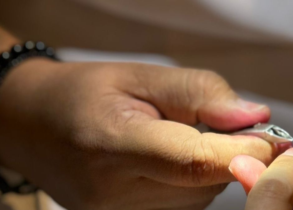 أخصائي في أوليا سبا، الرياض، يقوم بعناية الأظافر بمهارة عالية.