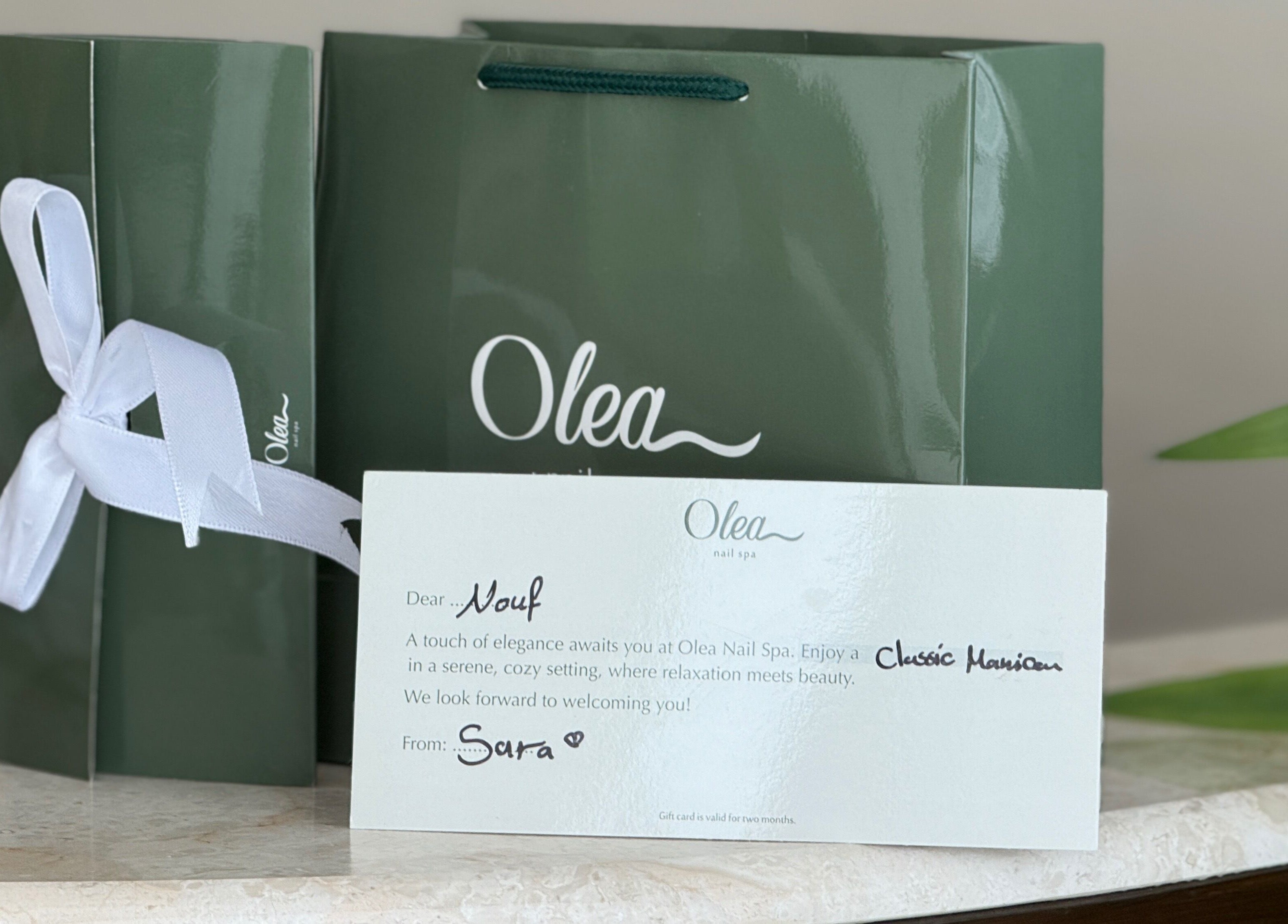 هدية فاخرة مع بطاقة تهنئة من أوليا سبا في الرياض، الرياض، SA.