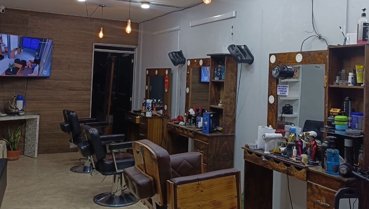 Interior moderno del Royal Barber Club en Zarzal, Valle Del Cauca, CO con estaciones y espejos.