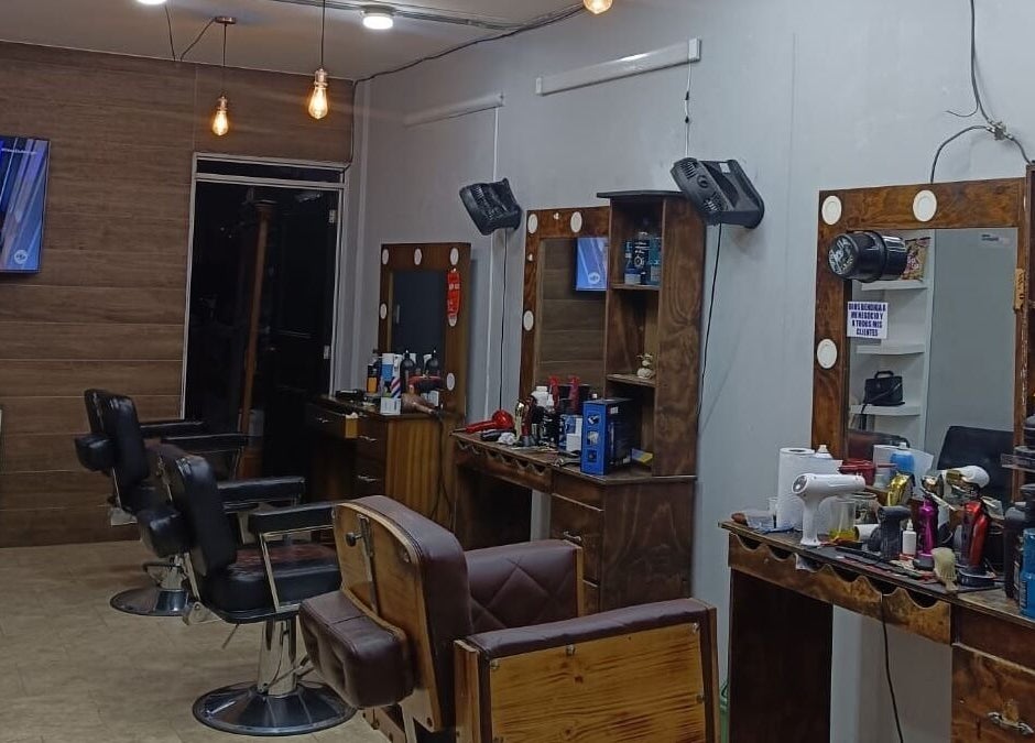 Interior moderno del Royal Barber Club en Zarzal, Valle Del Cauca, CO con estaciones y espejos.