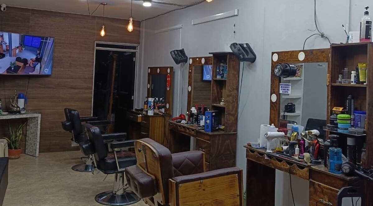 Interior moderno del Royal Barber Club en Zarzal, Valle Del Cauca, CO con estaciones y espejos.