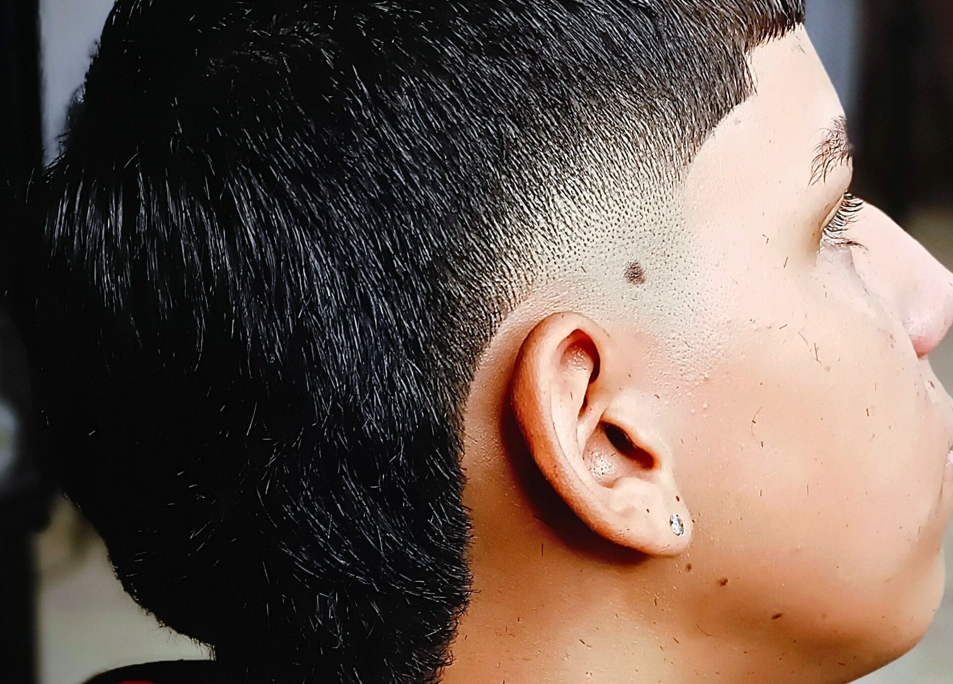 Corte de cabello moderno en Royal Barber Club, Zarzal, Valle Del Cauca, CO. Estilo elegante y preciso.