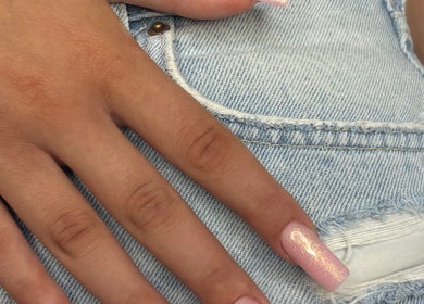 Pięknie zdobione paznokcie akrylowe z LuxeNailsByJulia w Ruda Śląska, Województwo Śląskie, PL na tle dżinsu.