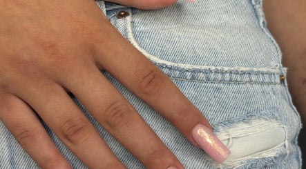 Pięknie zdobione paznokcie akrylowe z LuxeNailsByJulia w Ruda Śląska, Województwo Śląskie, PL na tle dżinsu.