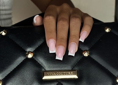 French manicure na czarnej torebce w LuxeNailsByJulia, Ruda Śląska, Województwo Śląskie, PL.