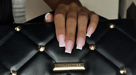 French manicure na czarnej torebce w LuxeNailsByJulia, Ruda Śląska, Województwo Śląskie, PL.
