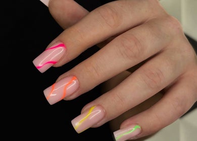 Kolorowy manicure w LuxeNailsByJulia, Ruda Śląska, Województwo Śląskie, PL. Stylowy wzór na paznokciach.