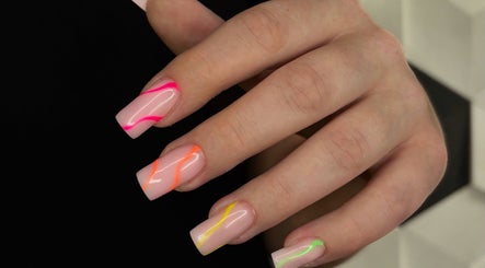 Kolorowe paznokcie z wzorami w LuxeNailsByJulia, Ruda Śląska, Województwo Śląskie, PL.